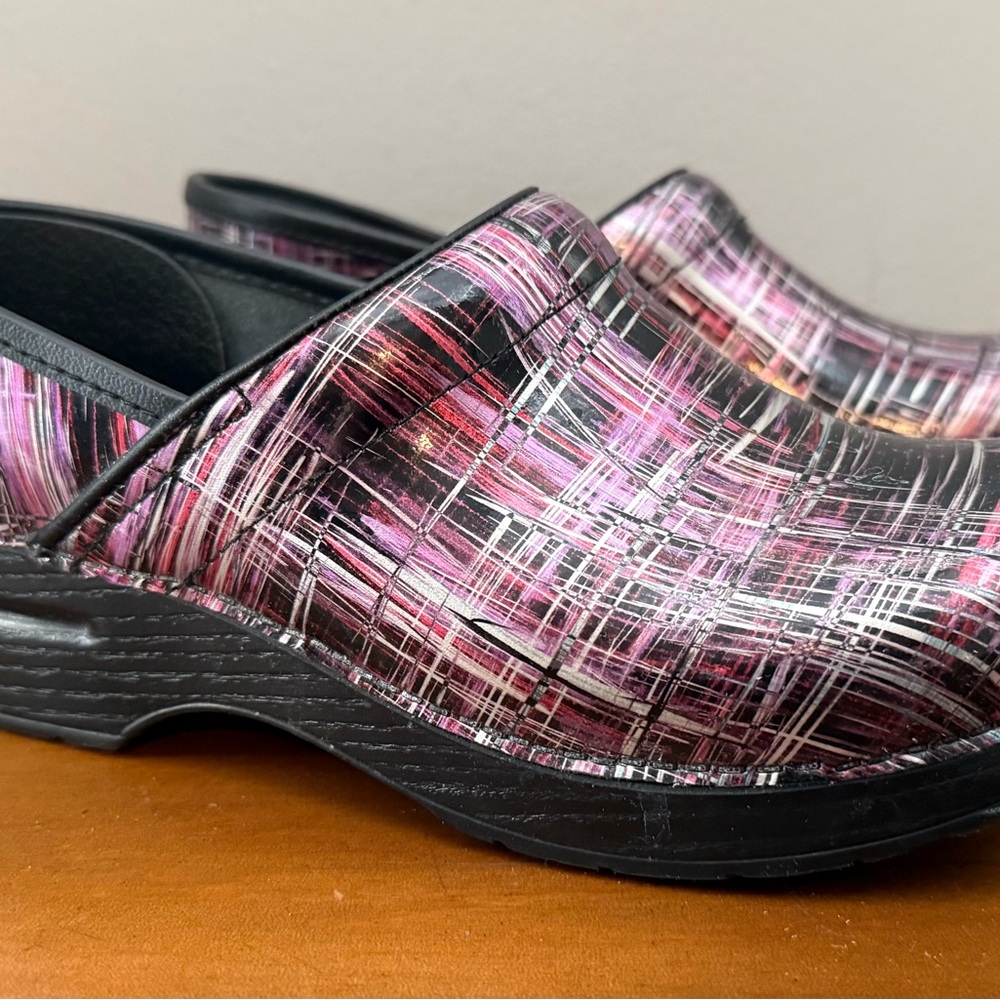 EUC Dansko Womens Professional Crosshatch Patent Clog Size 37 EU 6.5-7 US Purple
